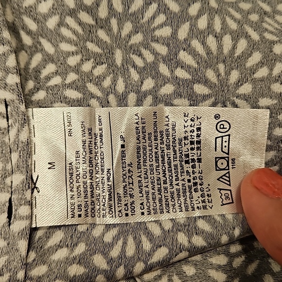 💕BANANA REPUBLIC💕 One Shoulder Blouse ~ Black & White Floral Print Medium NWT - Picture 8 of 9